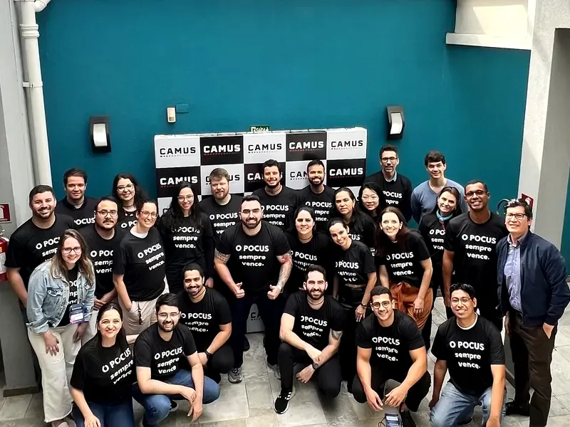 Turma do curso reunida diante do painel CAMUS e IMPOCUS