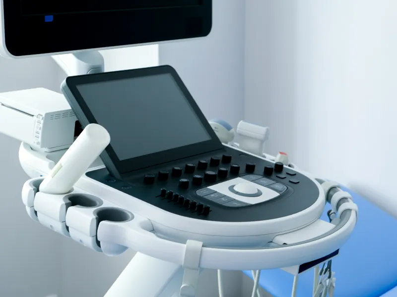 Profissional realizando ultrassom point-of-care à beira do leito